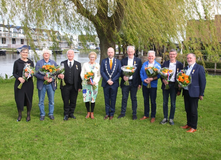 Alle gedecoreerden op een rij (van links naar rechts): mevrouw Van der Beek-Paradies, de heer Weerheim, de heer Budding, mevrouw Hoogeveen- Van Leeuwen, burgemeester Michiel Grauss, de heer van Boven, de heer Bette, de heer Keulen en de heer Van Herpen.  