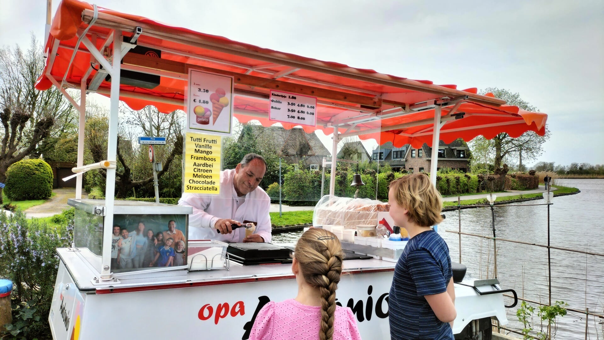 Even een ijsje halen bij 'opa' Antonio: een begrip in het plassengebied van Reeuwijk. 