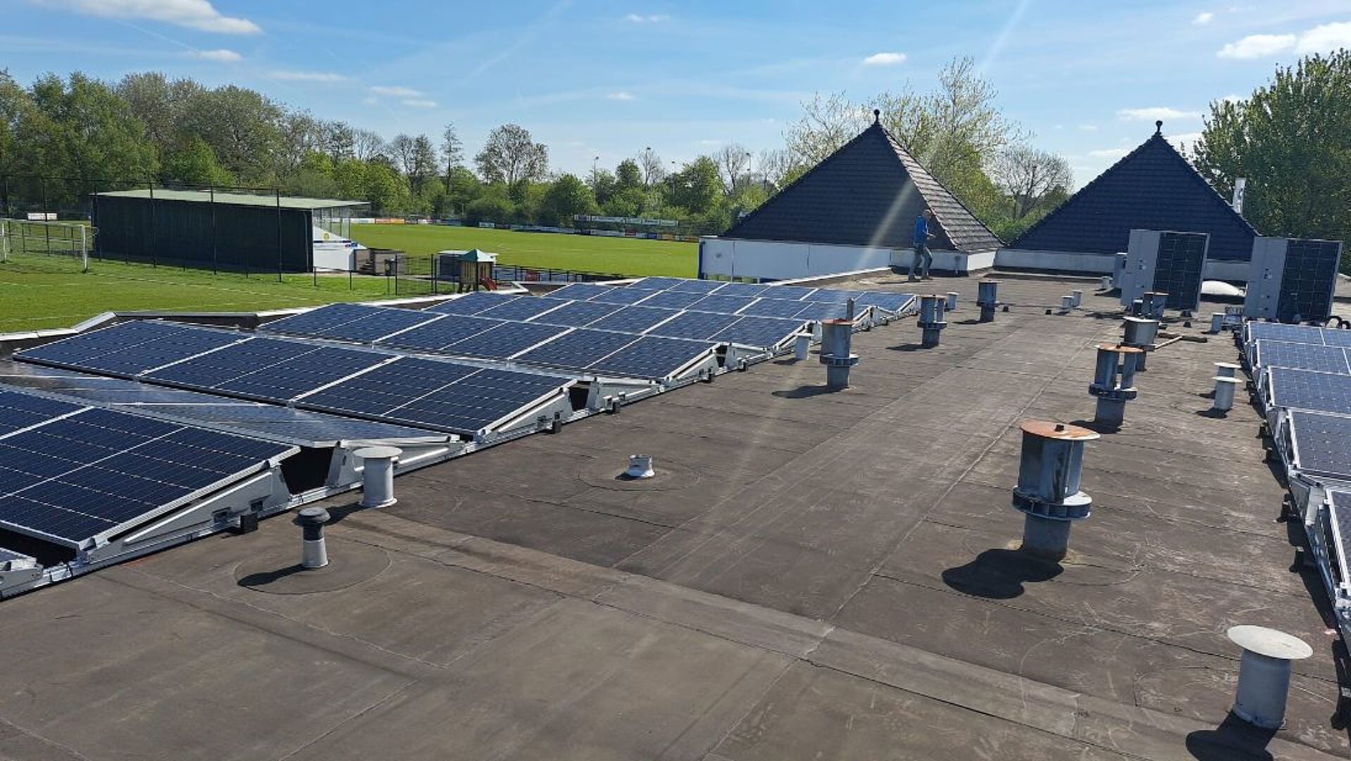 Zonnepanelen op het dak bij sportverenigingen.