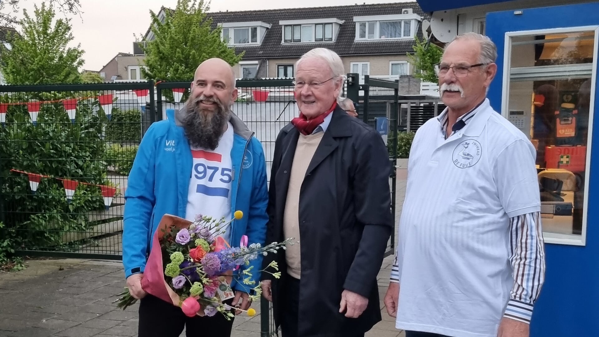 Dieter Möckelmann, Peter Binken en Gerard van Asten bij zwembad De Fuut.