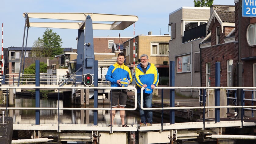 Jimmy Scheerder en Henk Labordus zijn klaar voor hun zwemevenement in de Oude Rijn bij de sluis van Bodegraven.