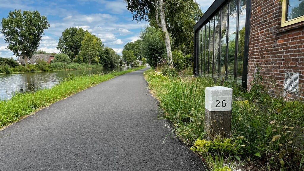 De paaltjes, meestal tussen het hoge gras, vallen regelmatig ten prooi aan het geweld van de maaimachines. 