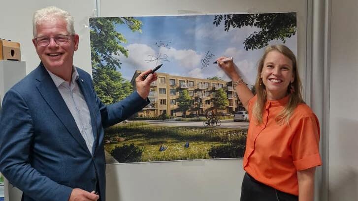 Dirk-Jan Knol en Anne ter Steege tekenden de overeenkomst voor de aankomende jongerenwoningen.