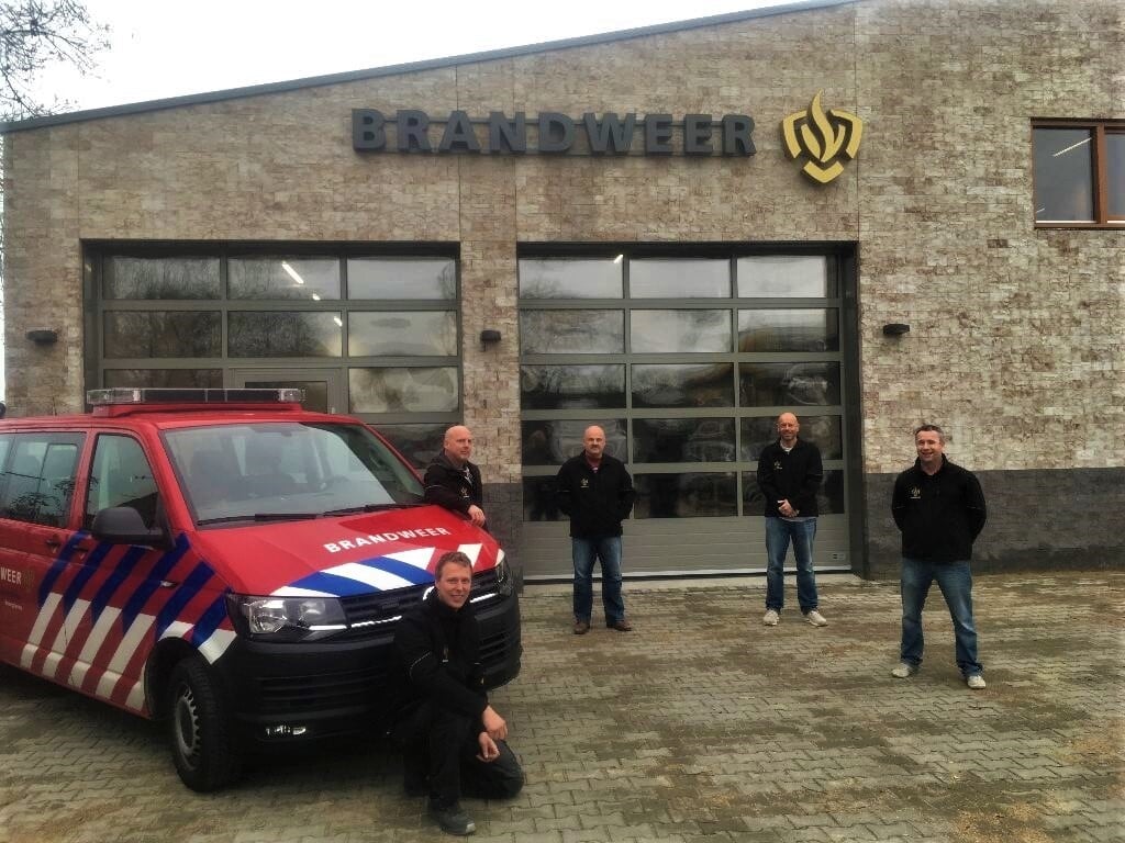 Groepschef Addy Burger in het midden, omringd door de vrijwillige brandweerlieden (vlnr) Sven Pothuizen, Marcel Nijman, Perry Penders en Mischa Schouten.