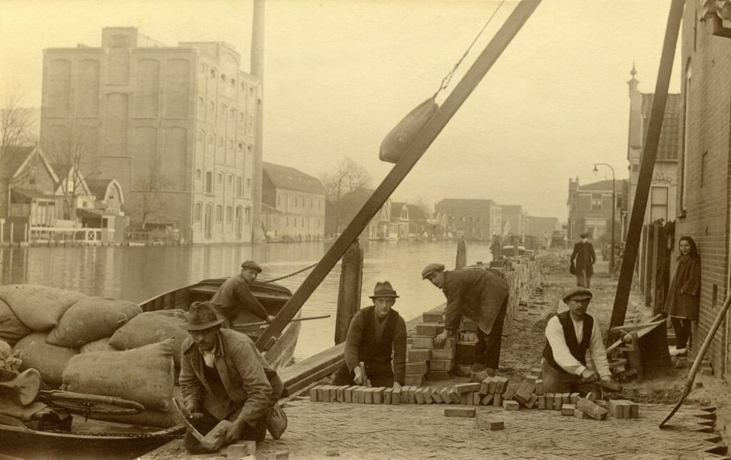 Bestrating van het jaagpad in Bodegraven omstreeks 1925. Een van de afbeeldingen uit het fotoboek.