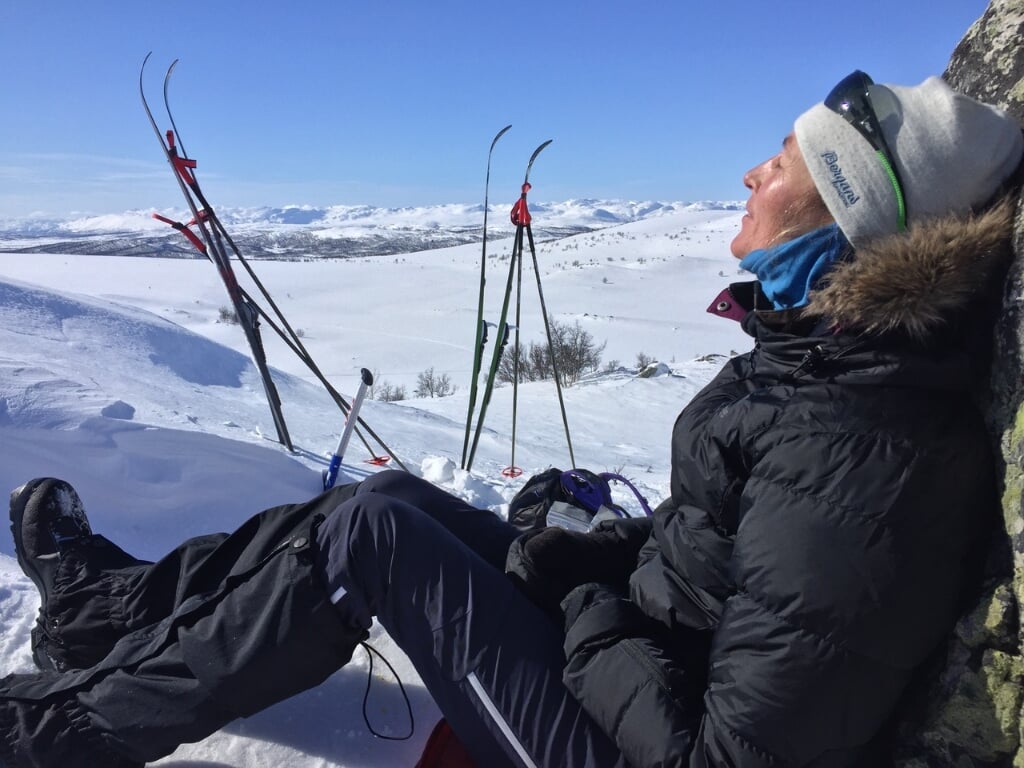Genieten van de zon tussen het skiën door in Noorwegen.