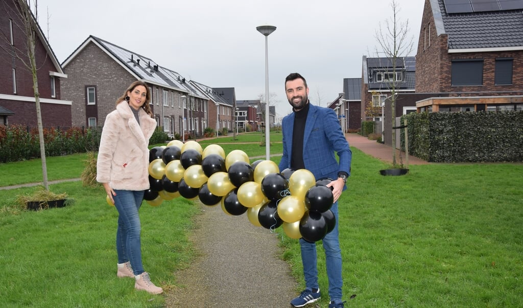 Bjorn en Kimberly kijken ernaar uit om deze ballonnenklappers tijdens Oud en Nieuw te klappen.