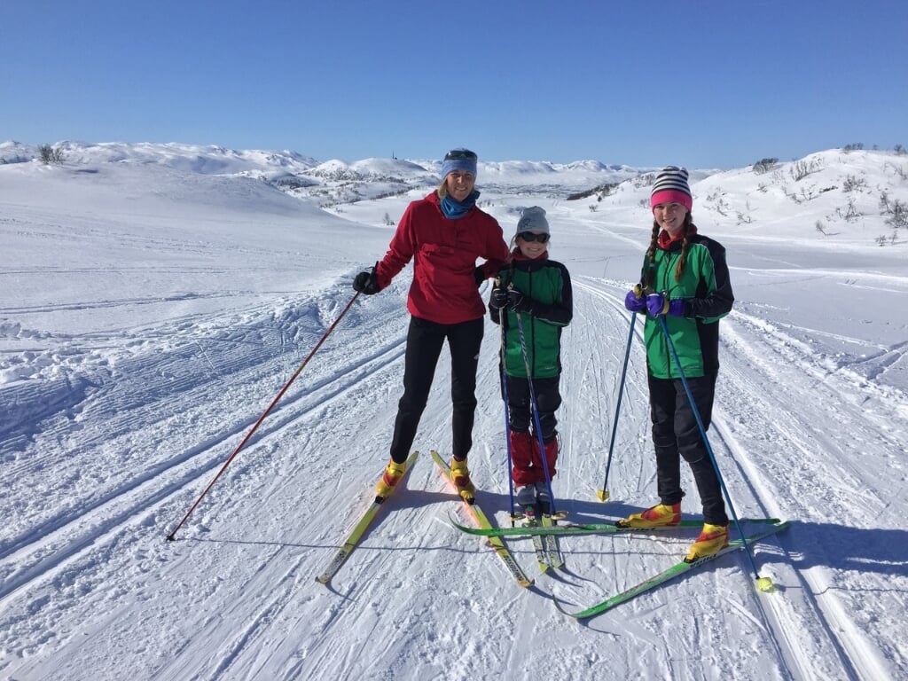 Marjorie op de skies met twee van haar dochters in Noorwegen.