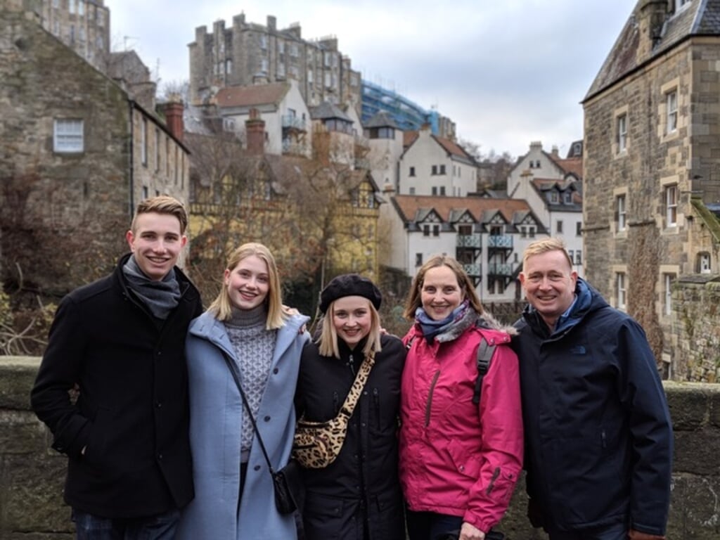 Het gezin Van Buren viert Kerst in Edinburgh. V.l.n.r. Mart, Ellen, Inge, moeder en vader.