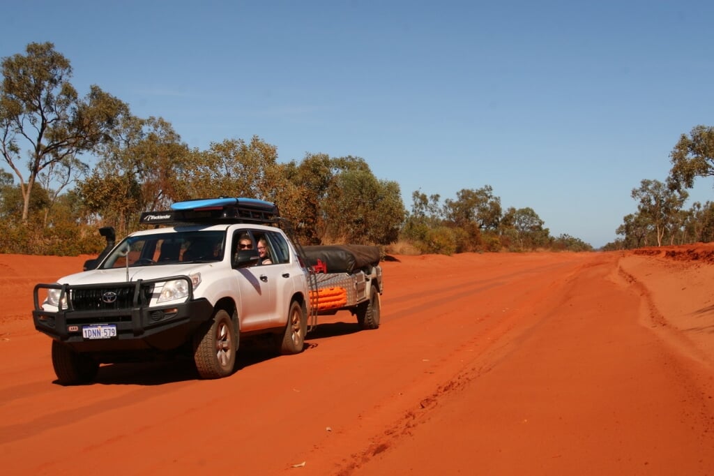 Trip over een dirt road in Australië.