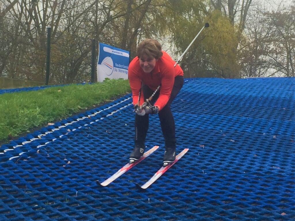 Wendy Tijssen glijdt van de heuvel bij Langlaufvereniging Gouda.