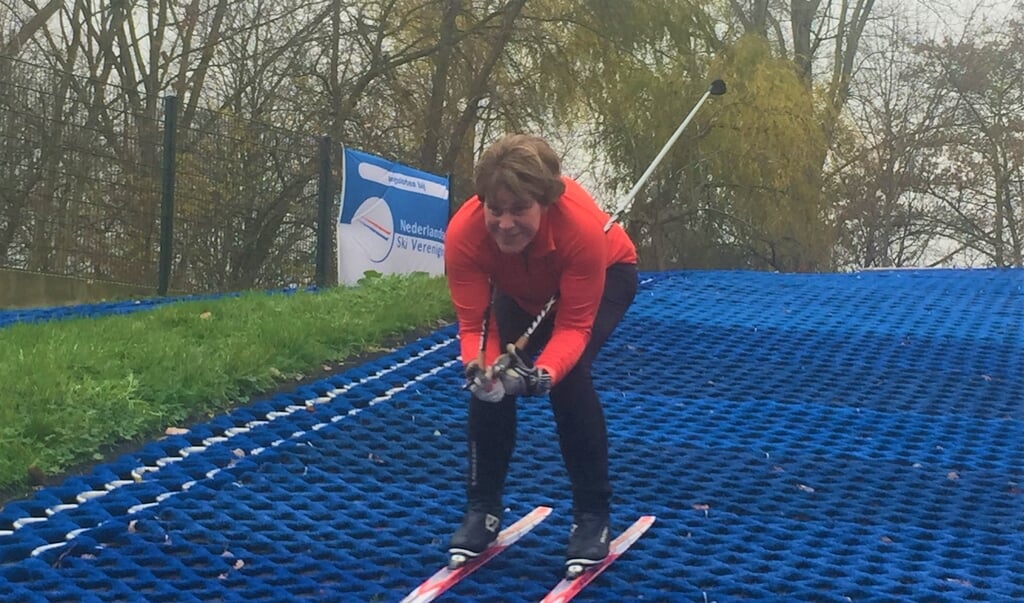 Wendy Tijssen glijdt van de heuvel bij Langlaufvereniging Gouda.