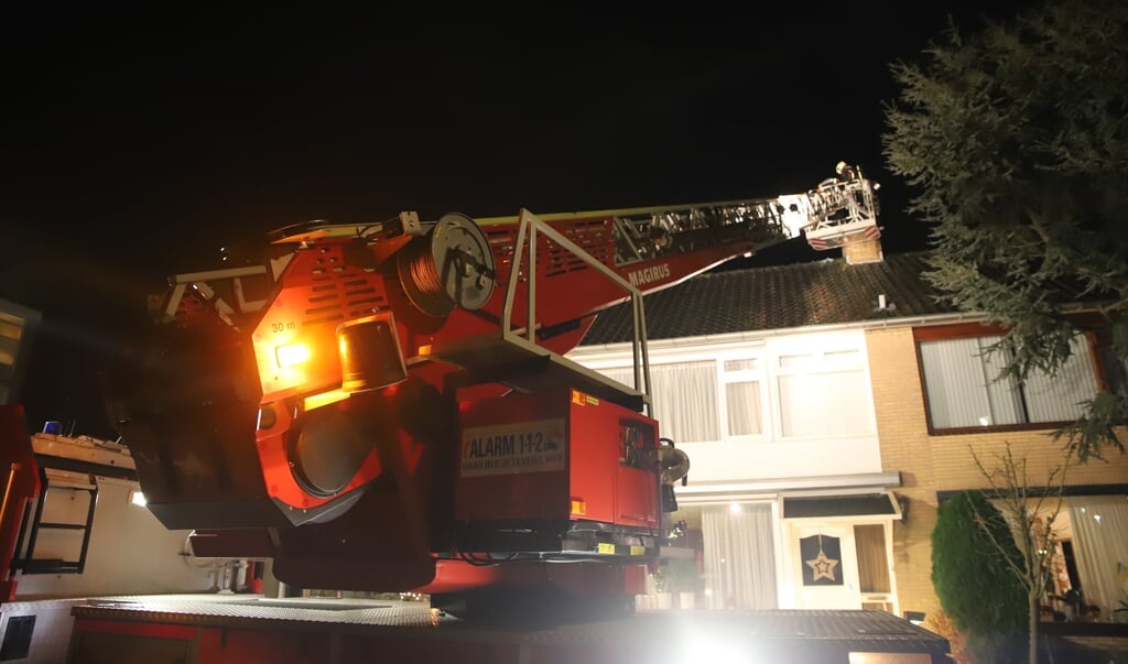 BODEGRAVEN - Donderdagavond 24 december rond 18.50 uur was brand ontstaan in een schoorsteen van een woning aan de Wilgenoord in Bodegraven. In eerste instantie werd de brandweer met meerdere voertuigen ingezet om zo de brand in de schoorsteen onder controle te krijgen. Uiteindelijk bleek het snel onder controle te zijn. Met behulp van de hoogwerker van de brandweer werd de brand gedoofd.