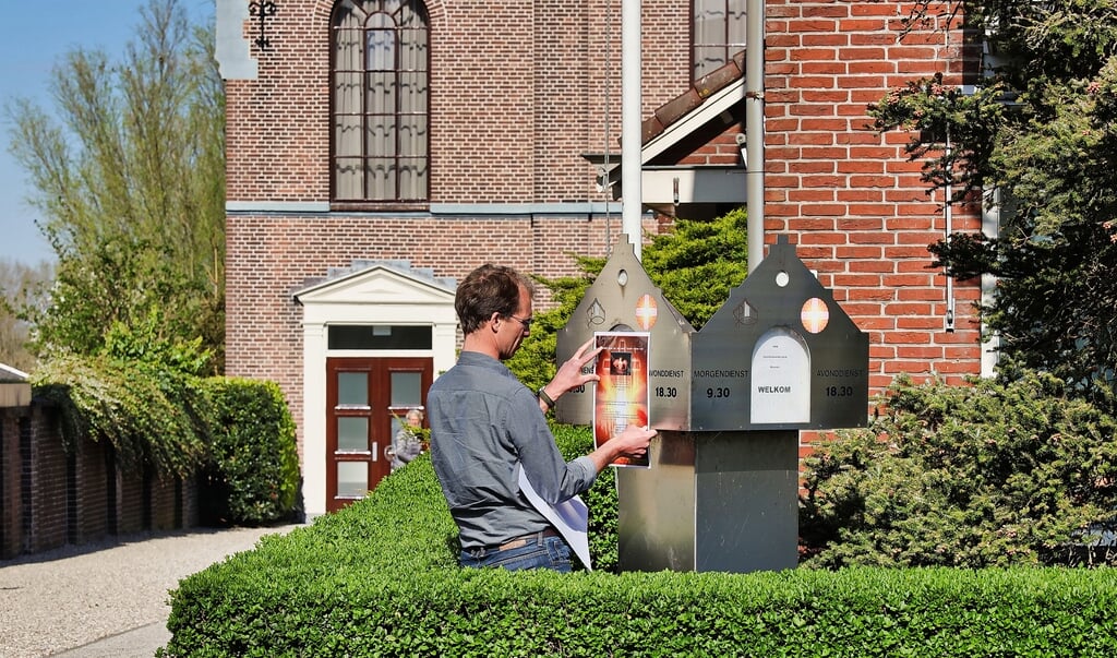 Mededeling voor de inloop wordt opgehangen.