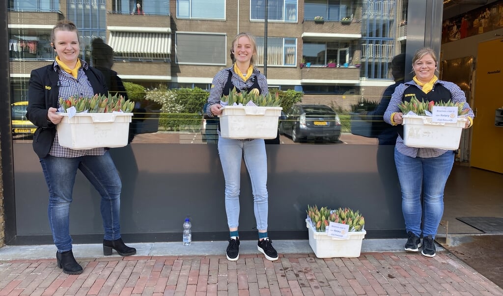 Medewerkers Jumbo nemen bloemen in ontvangst