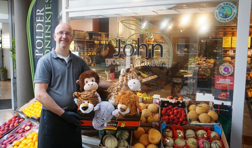 John van Dijk met de knuffels voor kinderen