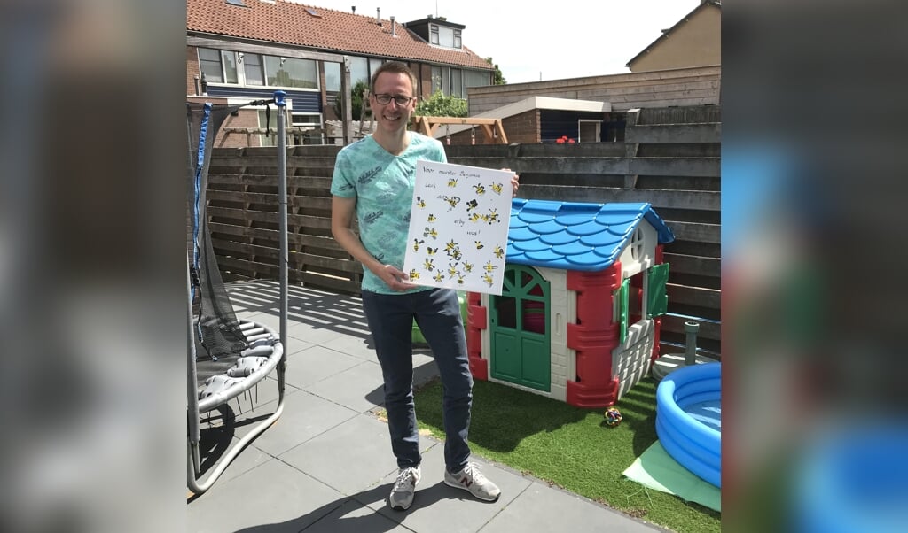 Benjamin Rutjens met een kunstwerk, door zijn stageklas voor de zomervakantie gemaakt als dank dat hij er was.