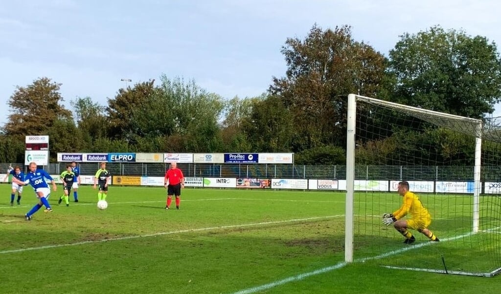 Daniël van Leeuwen benut een strafschop en bepaalt de eindstand op 4-1. Foto Danny de Vries