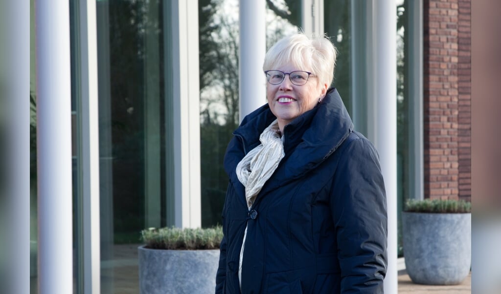 Lizette Visscher bij de aula waarvoor zij zich sterk heeft gemaakt.