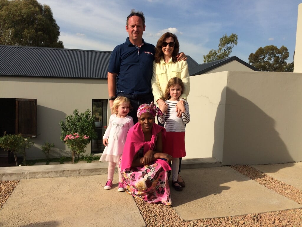 De familie Verkade in Zuid-Afrika met 'extra familielid' Nosipho.