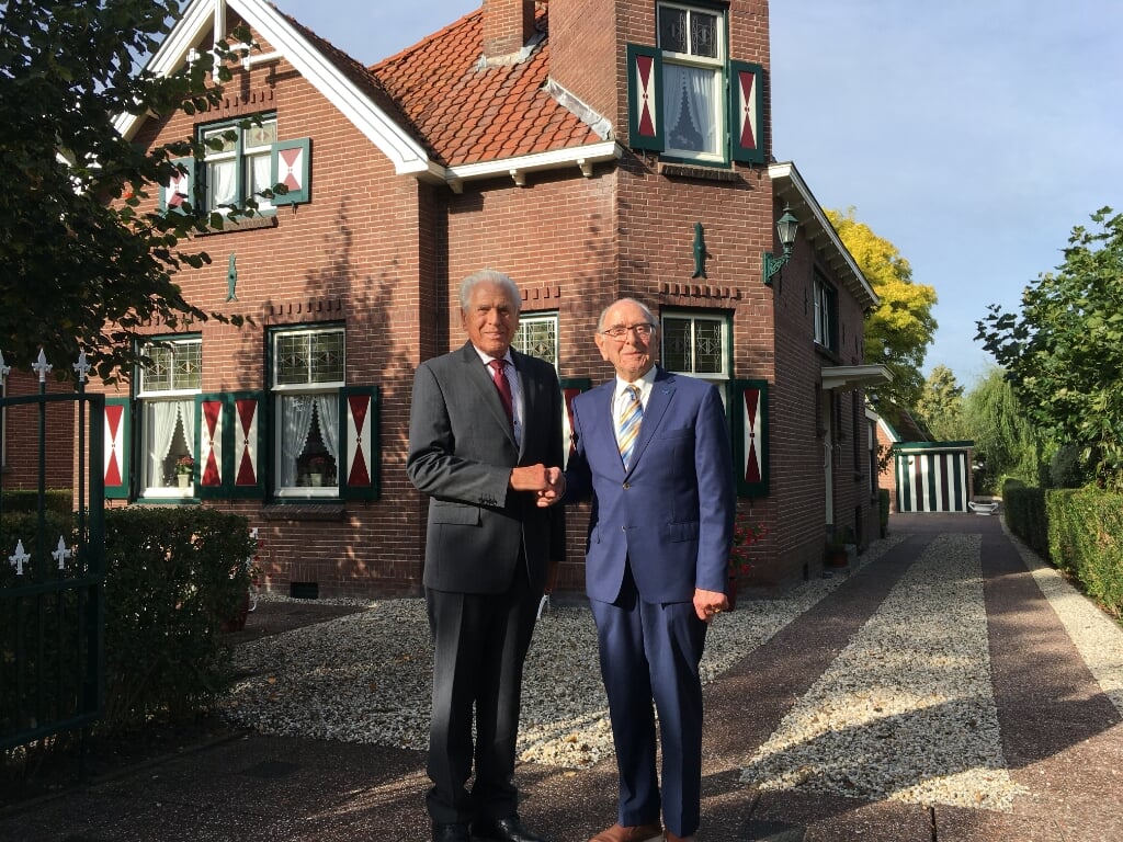 Arnold (l) en Leo (r) Moons voor de woning aan de Zoutmansweg.