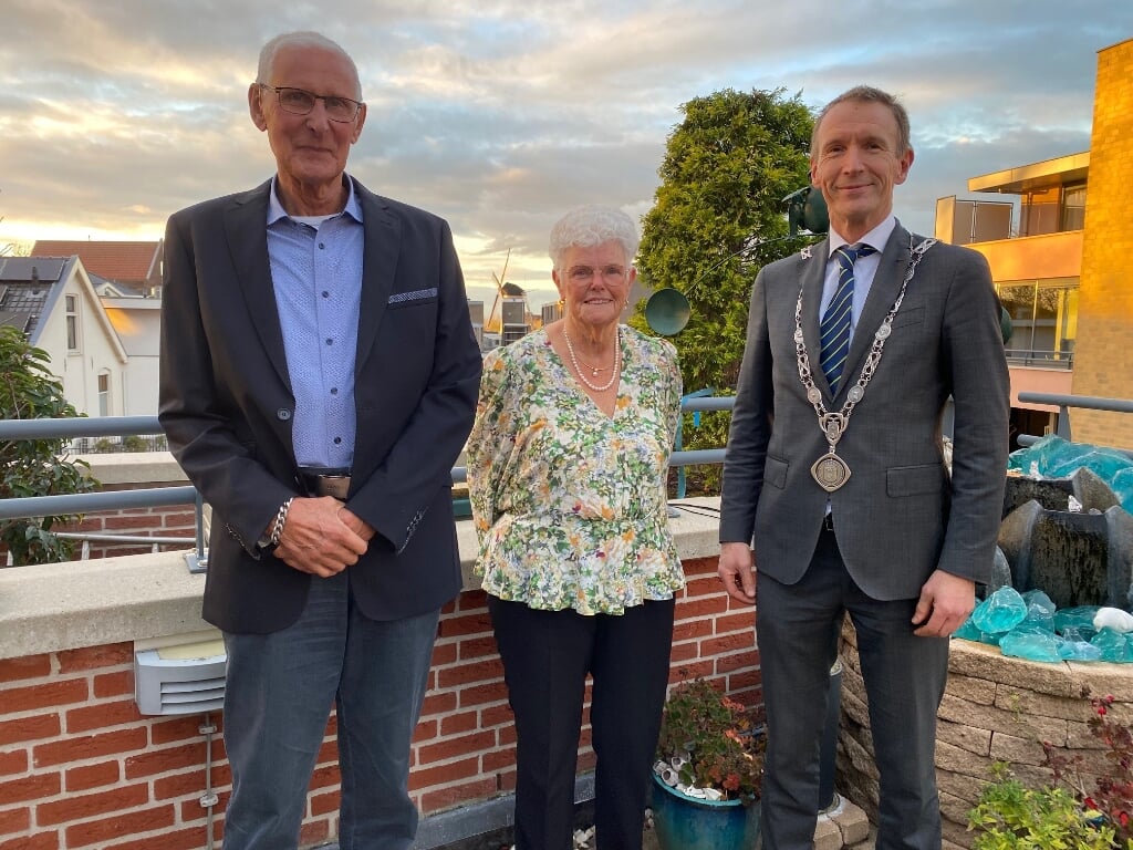 Waarnemend burgemeester Erik van Heijningen brengt zijn felicitaties over aan het echtpaar Van IJperen.