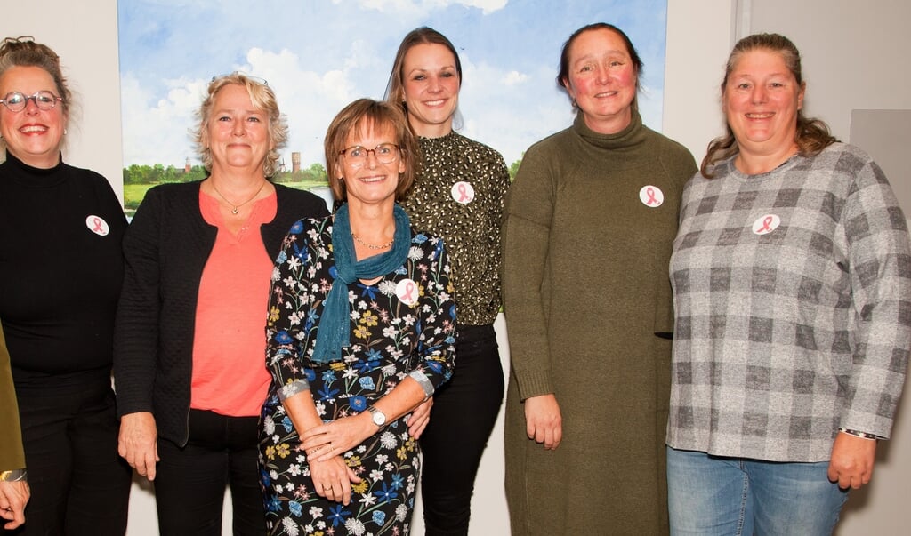 Door het dragen van de 'pink ribbon' gaven de vrouwelijke raadsleden het signaal af dat zij tegen het verlengen van het screeningsonderzoek borstkanker zijn.