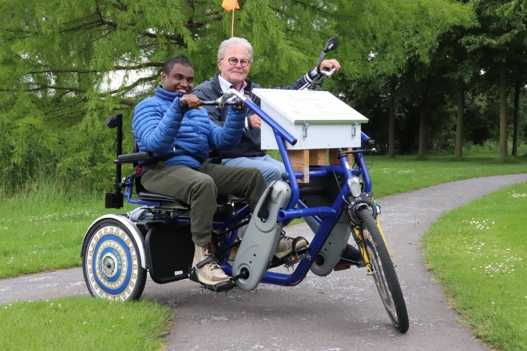 Vrijwilliger Joost geniet met Rainil van een heerlijke fietstocht.