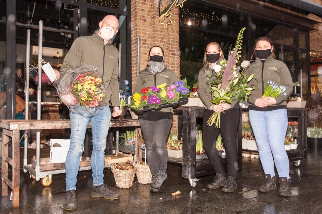  Ben de Vries (links) van bloemenzaak FLWRS is blij dat hij nog mag verkopen.