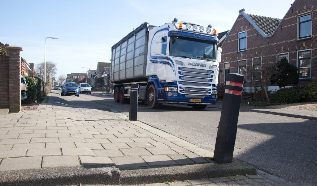 Het zware vrachtverkeer vormt een extra belasting voor de Kerkweg.