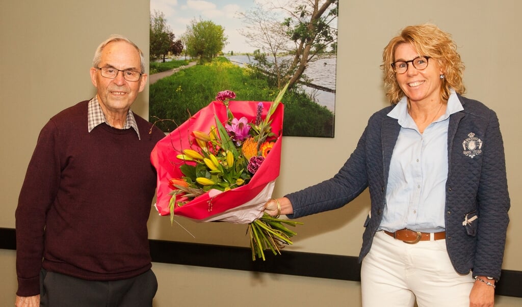 Als dank voor zijn jarenlange inzet overhandigt scheidend voorzitter Judith Vervoort een mooi boeket aan Henk de Graaff.