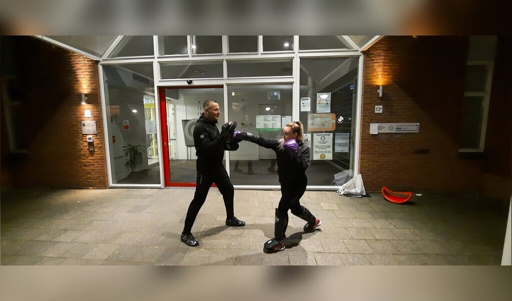 Shannen en Has van der Poel aan het trainen onder de luifel van de huisartsenpost in Reeuwijk. 