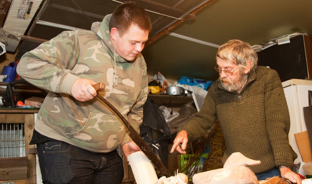 Kees Verkaik leert Jochem de beginselen van het snijden van lokeenden met het paalmes.