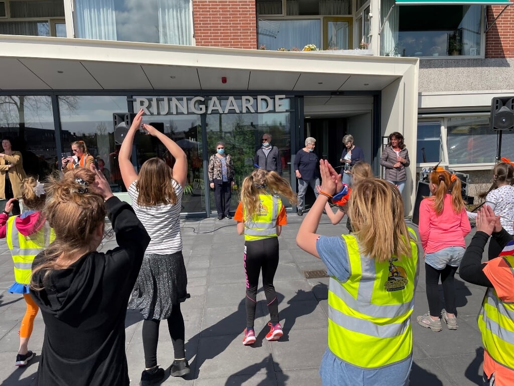 Willibrord-leerlingen dansen op het koningsspelenlied voor de bewoners van Rijngaarde.