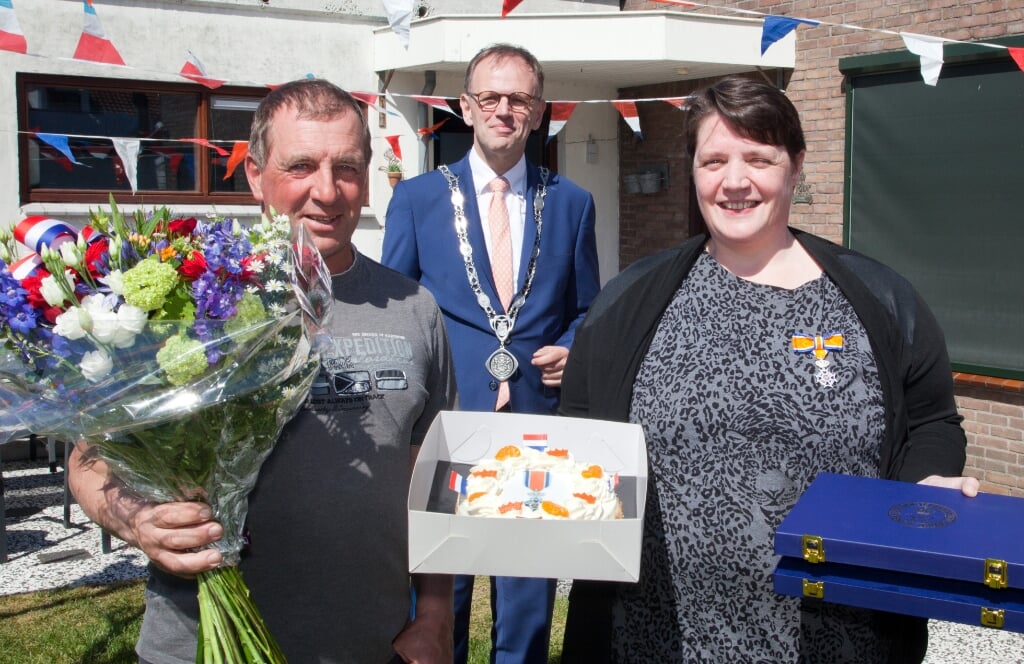 Marianne Hogendoorn-van Domburg uit Nieuwerbrug, haar echtgenoot en burgemeester Van der Kamp.