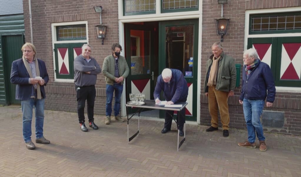 Vlnr Kees Veelenturf (voorzitter Kunstkring Bodegraven-Reeuwijk), Marry Buiks (Culturele Commissie Bodegraven), Jan Kaptein(eigenaar en verhuurder), Leo Dijkmans (voorzitter Culturele Commissie Bodegraven), Peter Blanken (voorzitter stichtingHet Groene HartHuys), Leendert Spijker (voorzitter Historische Kring Bodegraven). (foto: editiegroenehart.nl)