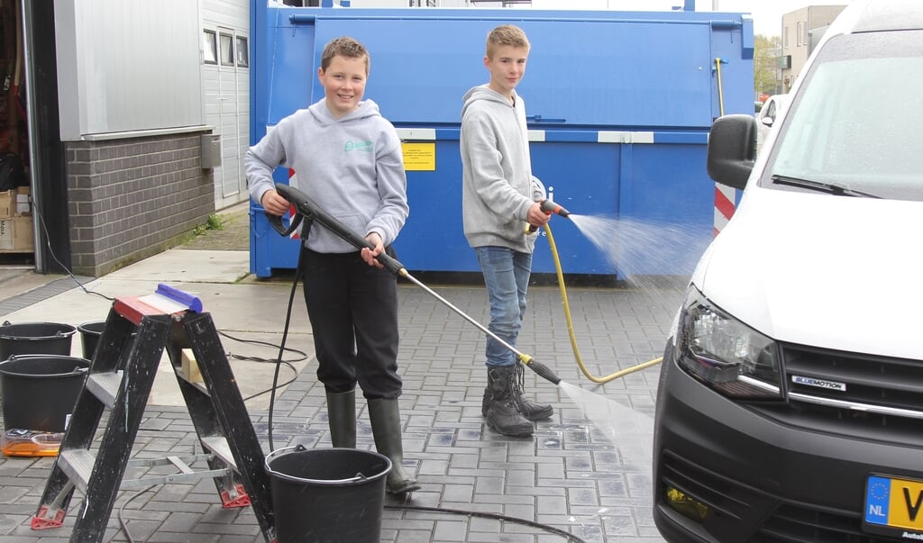 Thiago en Rijk aan het werk in de wasstraat