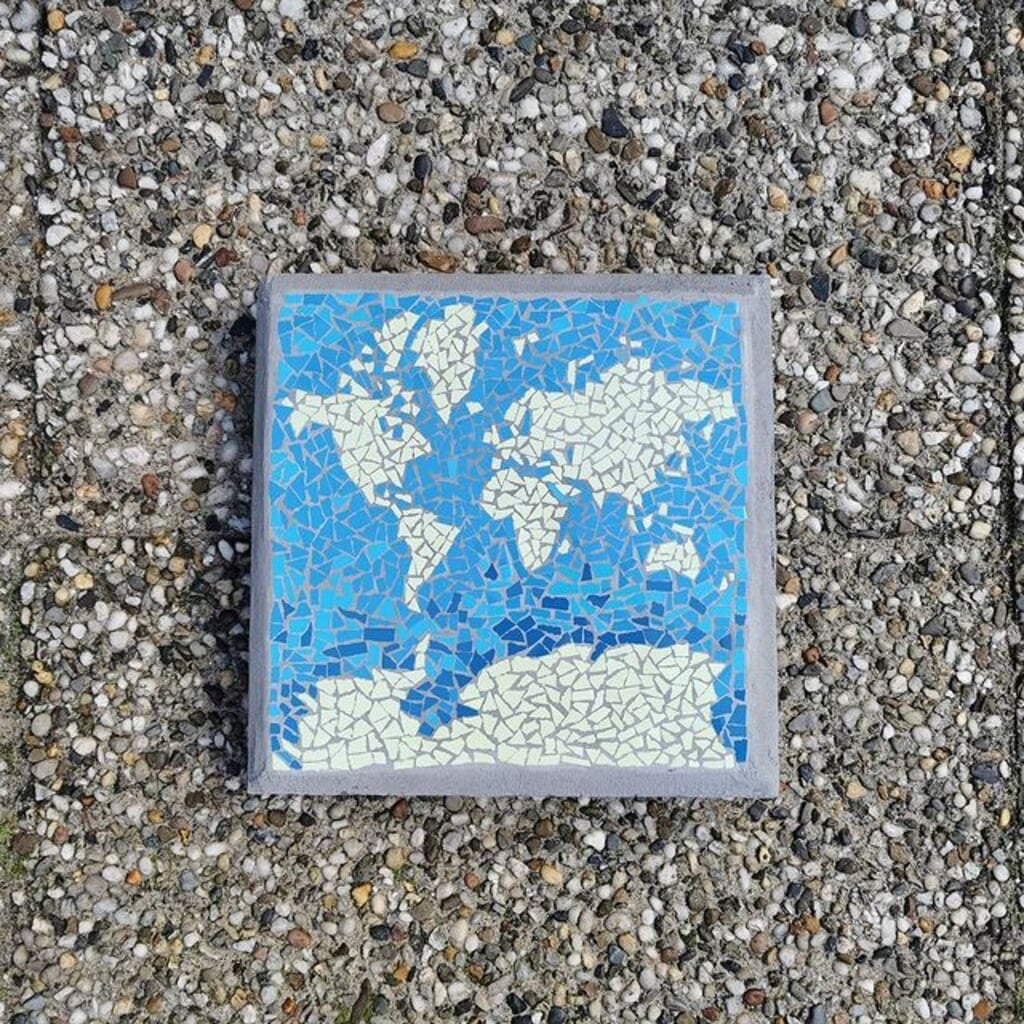 Mozaïektegel met wereldkaart.