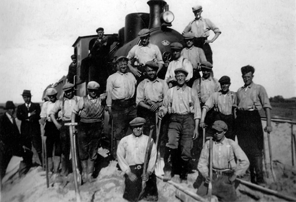 Arbeiders bij de locomotief, met links bovenaan Roel de Wit.
