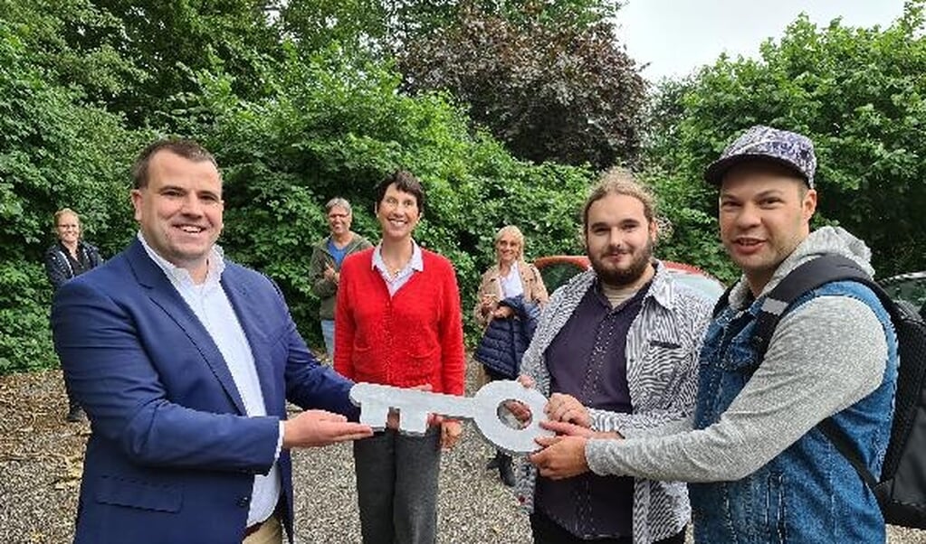 v.l.n.r. Sjuul Stappers, directeur Verwelius, Andrea van Steensel, raad van bestuur Ipse de Bruggen en Peter Hulsman en Bjorn Kooyman, vormalige bewoners Spoorlaan.