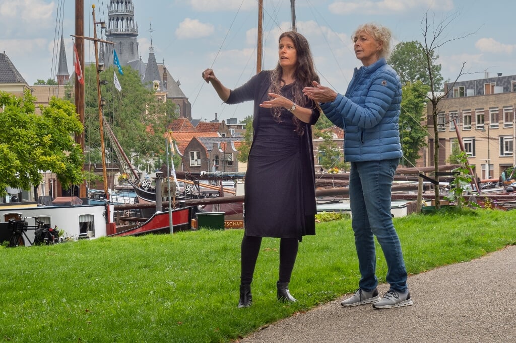 Arjenne Vossepoel (links) en Leni van den Band bekijken de locatie van de Kunstmarkt. Beeld: Kees Brinkers