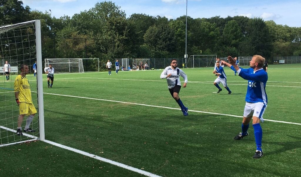 De jarige Daniël van Leeuwen bereidt de 2-0 van Esli Westmaas voor.
