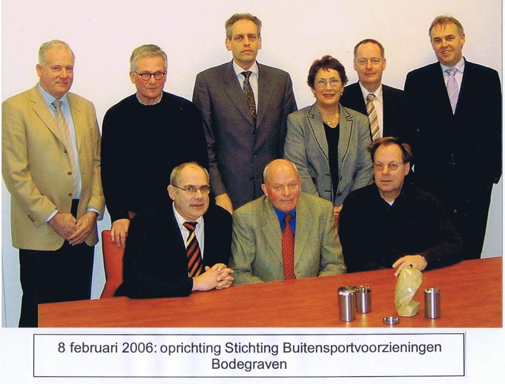 De oprichtingsfoto uit 2006 mee. Van de oprichters zitten 3 mensen nog in het huidig bestuur.