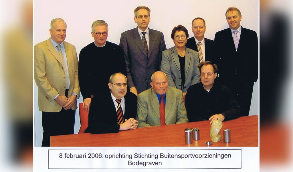 De oprichtingsfoto uit 2006 mee. Van de oprichters zitten 3 mensen nog in het huidig bestuur.