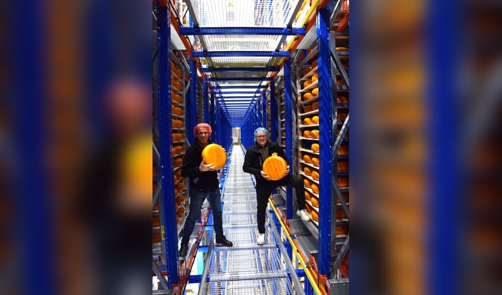 Dennis (links) en Diederik (rechts) zijn trots op de ontelbare kazen in de rijpingskamer.