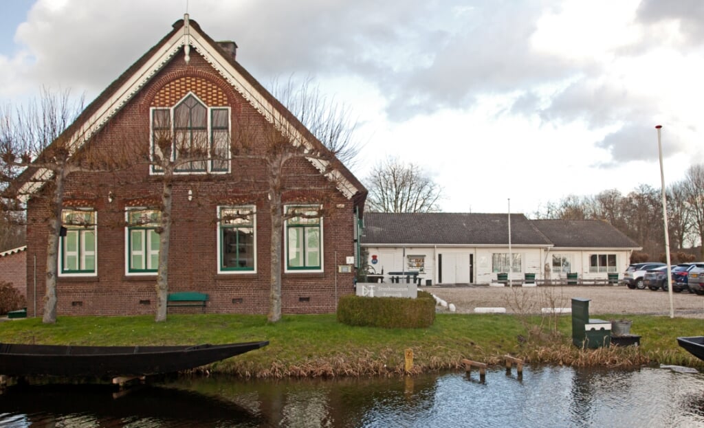 Het Streekmuseum Reeuwijk. Het witte gedeelte (achteraan) is aan vervanging toe.