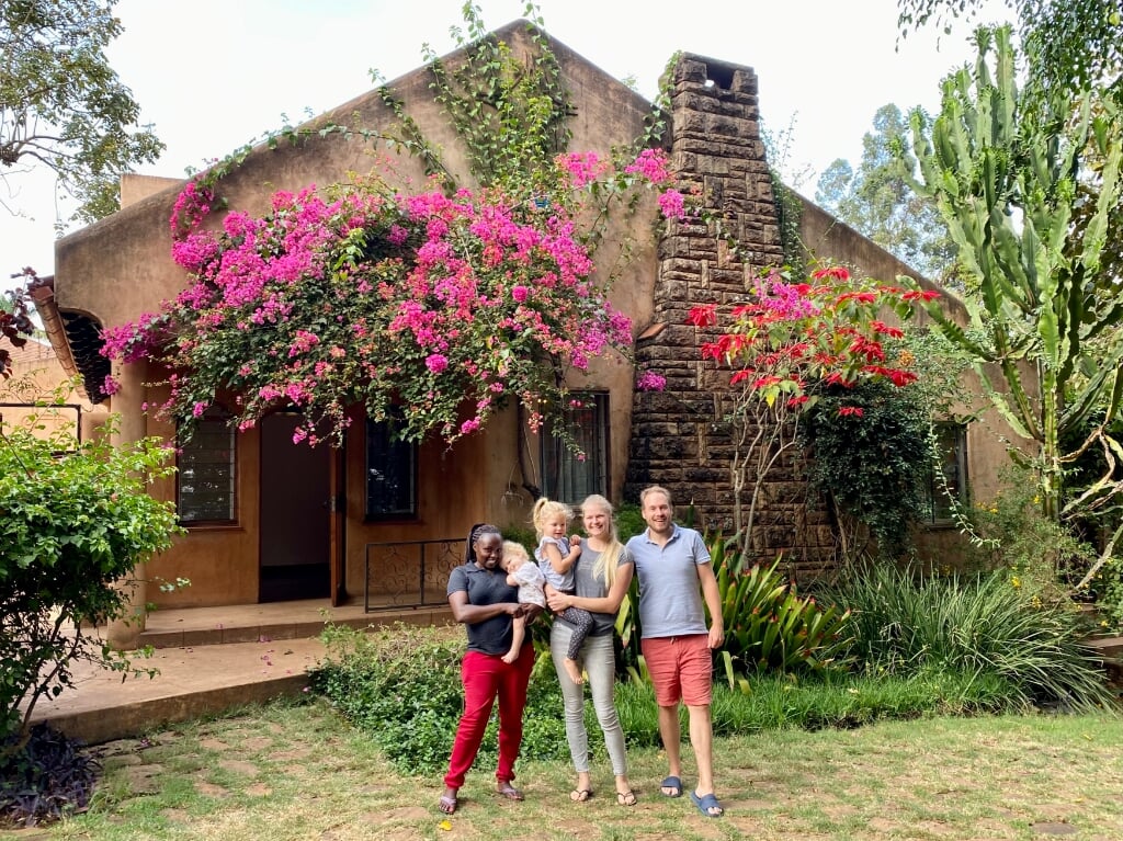 Familie Dubelaar en nanny voor hun huis in Kenia.