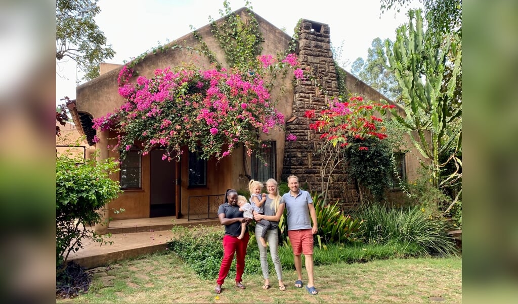 Familie Dubelaar en nanny voor hun huis in Kenia.