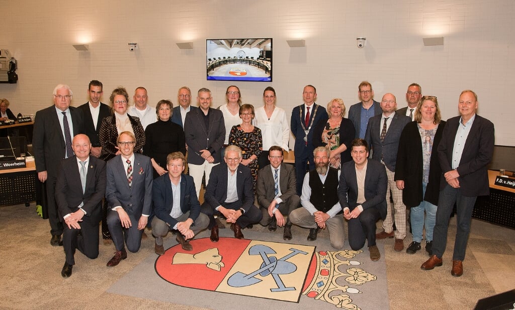 De gemeenteraad 2018-2022 bij het afscheid. Staand v.l.n.r.: Henk van der Smit, Kees-Willem van Os, Annemiek Oskam, Nico de Heij, Hennie Castelein, John Kempeneers, Johannes Mattiesing, Merel van Dijk, Els Oliwkiewicz, Marijke Kasius, burgemeester Erik van Heijningen, Elly de Vries, Remco Tijssen, Willem Zuyderduyn, Gerrit Weerheim, Monique Jonker, Reinoud Doeschot.
Knielend v.l.n.r.: griffier Hans Rijs, Robin Kersbergen, Dirk van den Acker, Matthijs Kortleven, Jan Vergeer, Jan van Rooijen, Reinder van Meijeren. Frank Rijkaart ontbreekt door ziekte.