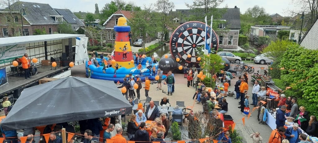 Ook in Reeuwijk-Dorp was het feest, met lekker eten en drinken, een groot springkussen en een enorm dartbord.